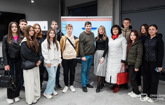 Наталія Шаст, Юрій Дейнека, Ольга Кізь та майбутні психологи бізнесу і упраління ПБУ-16 в «Open Space Ternopil»